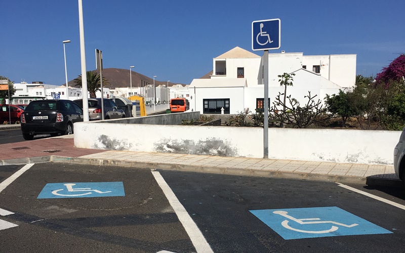 Tías demands better signage for people with reduced mobility
