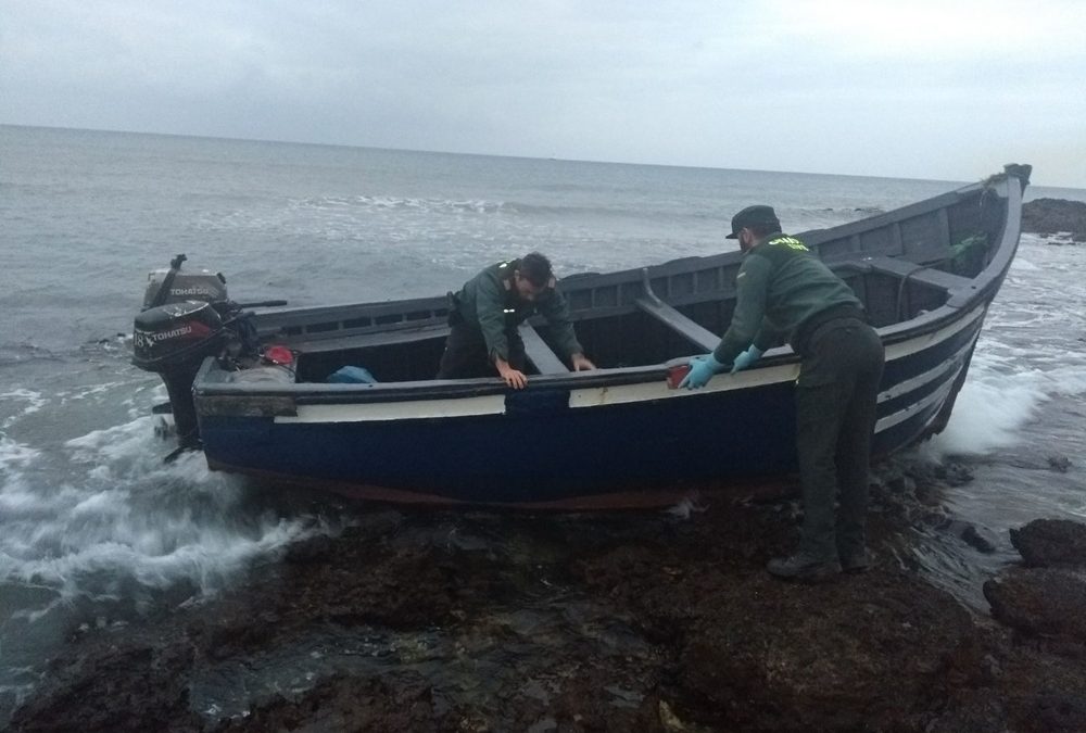 A boat arrives at the beach of Jablillo in Costa Teguise