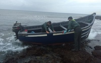 A boat arrives at the beach of Jablillo in Costa Teguise