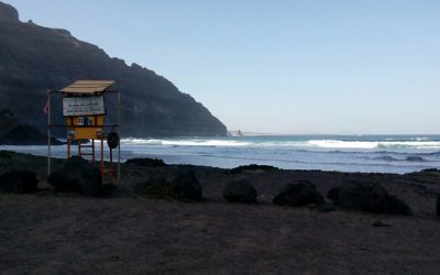 A small boat arrives at Órzola