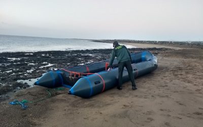 A boat arrives at Playa Honda