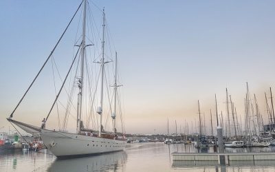An incredible schooner docks at Marina Lanzarote